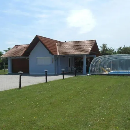 In Balatonmariafuerd Mit Terrasse, Grill Und Garten * Balatonmáriafürdő