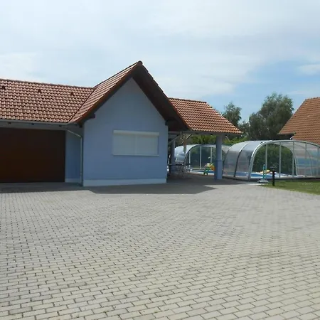 In Balatonmariafuerd Mit Terrasse, Grill Und Garten Balatonmáriafürdő