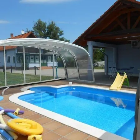 度假居 In Balatonmariafuerd Mit Terrasse, Grill Und Garten Balatonmáriafürdő