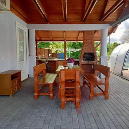 度假居 In Balatonmariafuerd Mit Terrasse, Grill Und Garten Balatonmáriafürdő