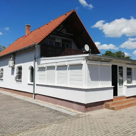 度假居 In Balatonmariafuerd Mit Terrasse, Grill Und Garten Balatonmáriafürdő